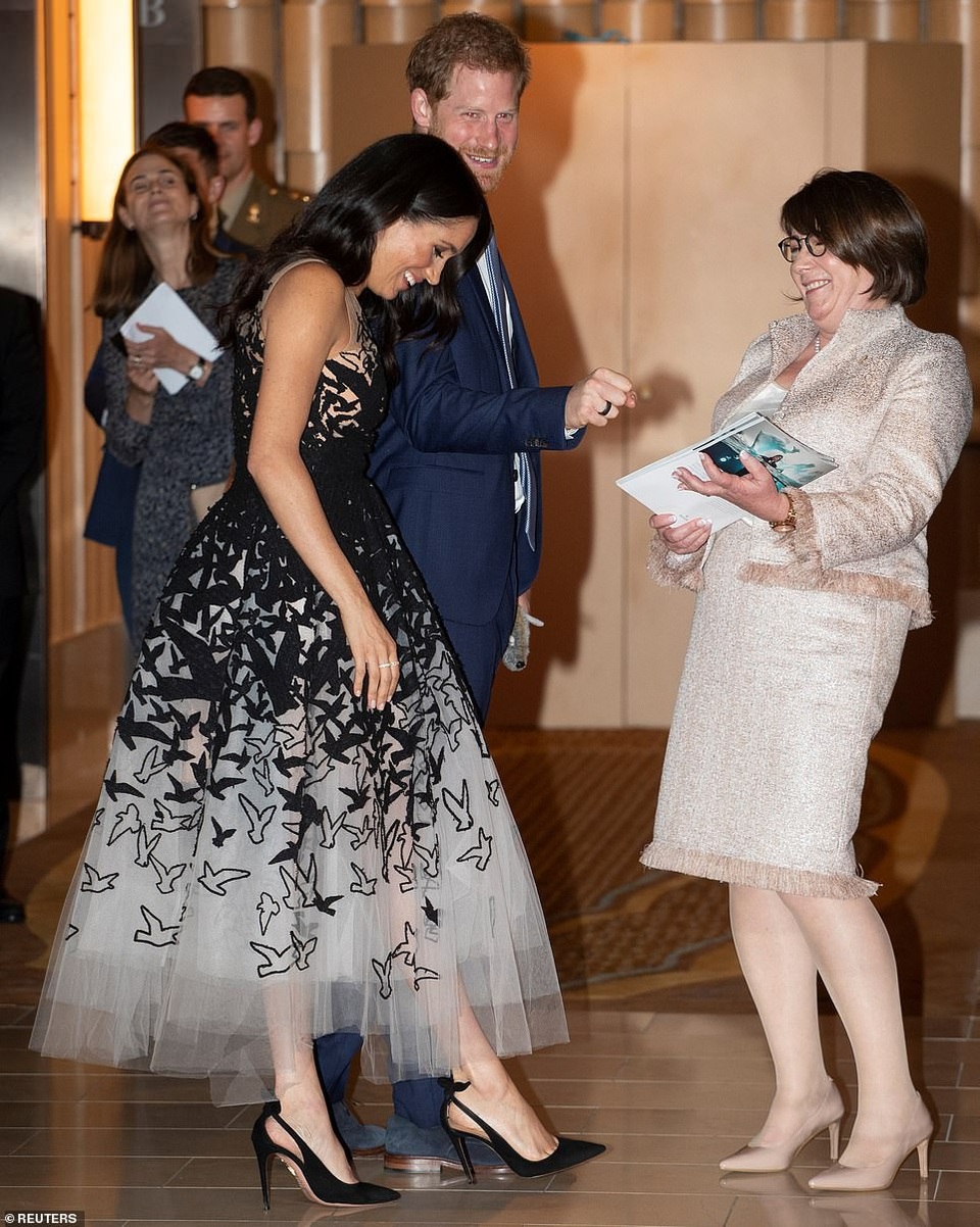Meghan Markle liên tục được khen mặc đẹp - 3
Vợ chồng Meghan và Harry rời sự kiện và được đông đảo fans chờ đón, Meghan ôm chặt một con gấu trúc đồ chơi mà cô đã được tặng
