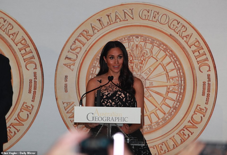 Meghan Markle liên tục được khen mặc đẹp - 4
Nữ công tước và chồng đang thực hiện chuyến công du Úc và châu đại dương trong 16 ngày