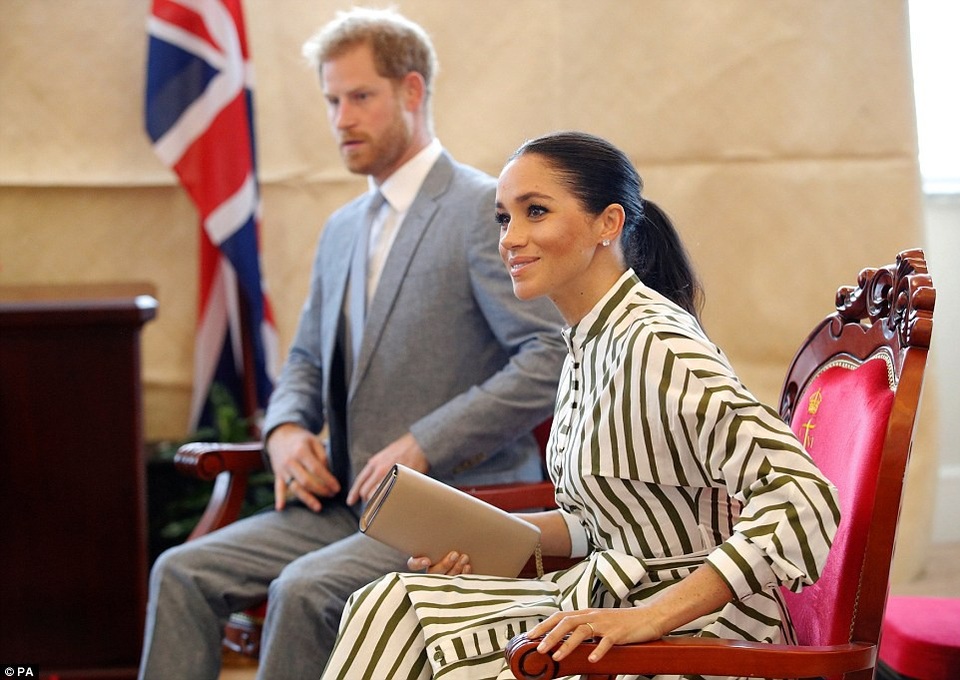 Meghan Markle liên tục được khen mặc đẹp - 8
Meghan diệnváy của NTK Úc Martin Grant và mang ví Prada trong sự kiện tại Tonga