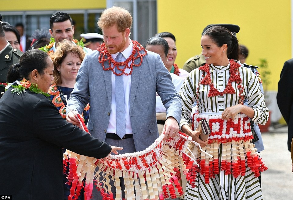 Meghan Markle liên tục được khen mặc đẹp - 13 Meghan Markle liên tục được khen mặc đẹp - 13