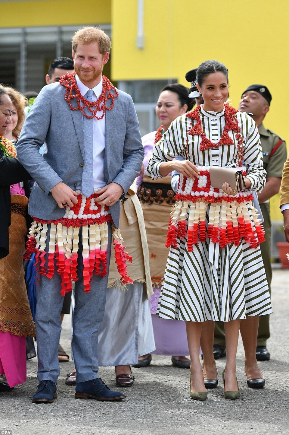 Meghan Markle liên tục được khen mặc đẹp - 14
Hoàng tử Harry và Meghan Markle không bỏ qua cơ hội diện trang phục truyền thống của Tonga