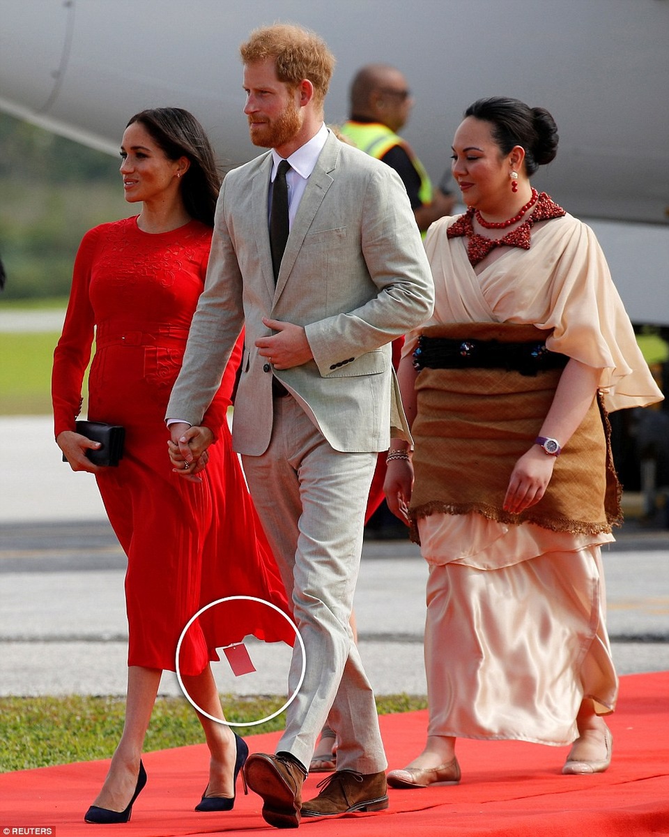 Meghan Markle liên tục được khen mặc đẹp - 22
Meghan Markle diện váy đỏ của Self-Portrait, đi giày Manolo Blahnik và mang ví Dior. Do sơ suất, người đẹp quên bỏ mác của chiếc váy.