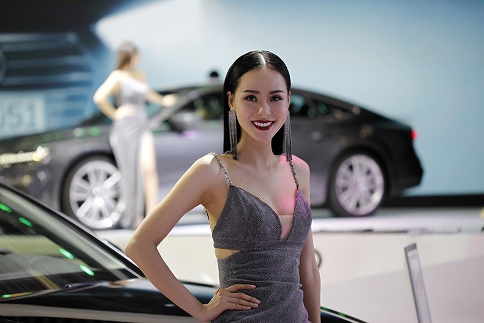 Những bóng hồng rực rỡ tại Triển lãm Vietnam Motor Show 2018 - 8 Những bóng hồng rực rỡ tại Triển lãm Vietnam Motor Show 2018 - 8