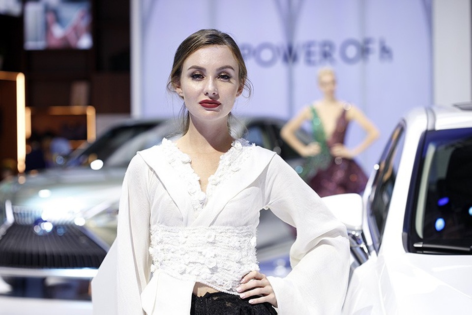 Những bóng hồng rực rỡ tại Triển lãm Vietnam Motor Show 2018 - 12 Những bóng hồng rực rỡ tại Triển lãm Vietnam Motor Show 2018 - 12