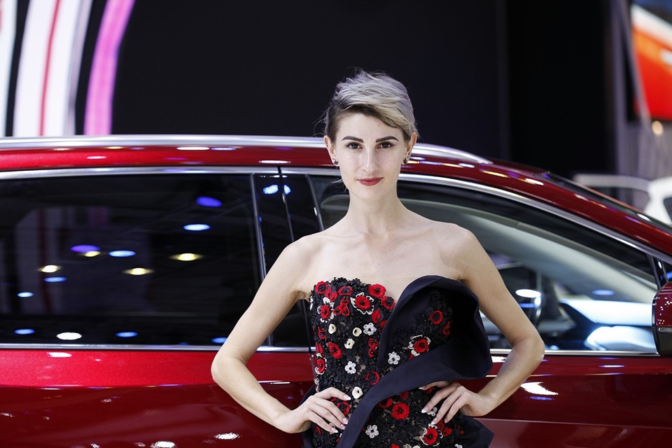 Những bóng hồng rực rỡ tại Triển lãm Vietnam Motor Show 2018 - 14 Những bóng hồng rực rỡ tại Triển lãm Vietnam Motor Show 2018 - 14