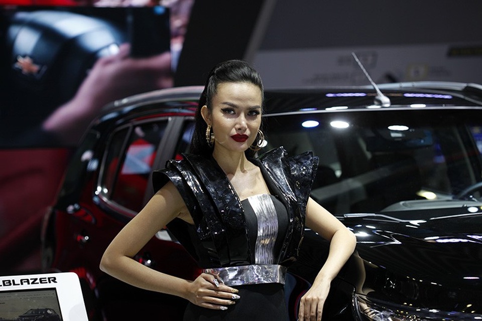 Những bóng hồng rực rỡ tại Triển lãm Vietnam Motor Show 2018 - 19 Những bóng hồng rực rỡ tại Triển lãm Vietnam Motor Show 2018 - 19