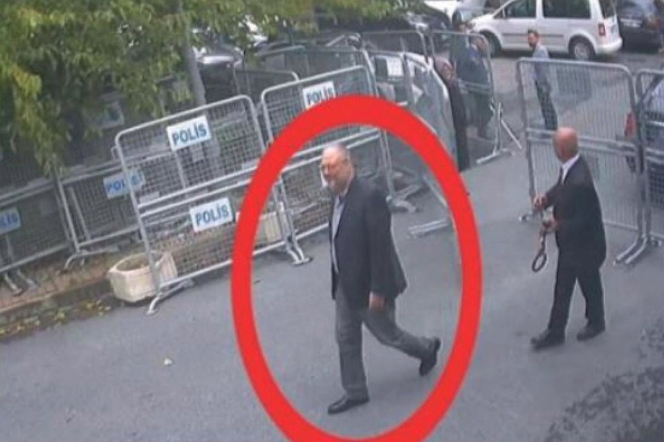 Vì sao cái chết của nhà báo Ả rập gây chấn động dư luận? - 3 Nhà báo Khashoggi bước vào lãnh sự quán Ả rập Xê út hôm 2/10. (Ảnh: NYT)
