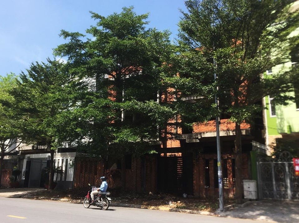 Biệt thự tiền tỷ bịt kín mọi lối vào, hoang lạnh giữa Sài Gòn - 1 Tại đường Tạ Hiện (phường Thạnh Mỹ Lợi, quận 2, TP.HCM), nhiều căn biệt thư đã xây xong phần thô nhưng chưa hoàn thiện, chưa có người ở. Được biết, đây là dự án được xây dựng từ năm 2010.