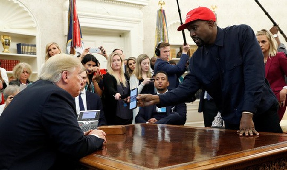 
Ca sĩ nhạc rap Kanye West nói chuyện với Tổng thống Donald Trump tại Nhà Trắng hôm 11-10 Ảnh: REUTERS
