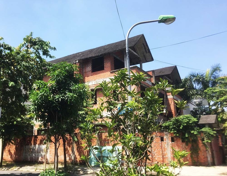 Biệt thự tiền tỷ bịt kín mọi lối vào, hoang lạnh giữa Sài Gòn - 2 Những căn biệt thự này xuống cấp thậm chí nhiều căn cỏ mọc um tùm.