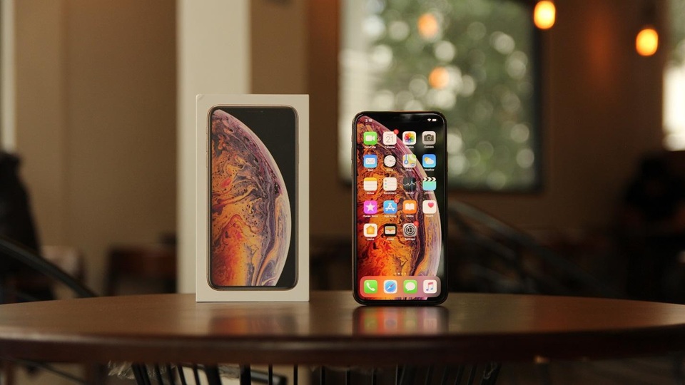 Sau một tháng mong ngóng, khách hàng ồ ạt đặt trước iPhone mới trên Thế Giới Di Động - 1 Lý giải về sức nóng của bộ ba iPhone mới, nhà bán lẻ cho biết tâm lý mong ngóng suốt 43 ngày qua và quãng thời gian đủ dài để tìm hiểu về sản phẩm, khiến lượng người dùng Việt đặt gạch tăng cao ngay trong ngày đầu tiên mở bán. Thậm chí, nhiều khách hàng sẵn sàng cọc trước để chắc chắn sở hữu chiếc smartphone này.