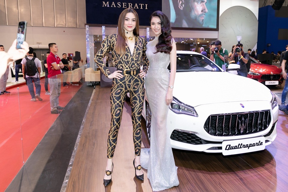 Maserati mang “làn gió Địa Trung Hải” đến Triển lãm ô tô Việt Nam 2018 - 4 Hồ Ngọc Hà và Á hậu Thùy Dung đã tham dự sự kiện Họp báo ra mắt xe Maserati tại VMS 2018 và chia sẻ những trải nghiệm thú vị về tinh hoa văn hoá Italy, về động cơ, âm thanh khuấy động tâm hồn của những dòng xe thể thao Maserati
