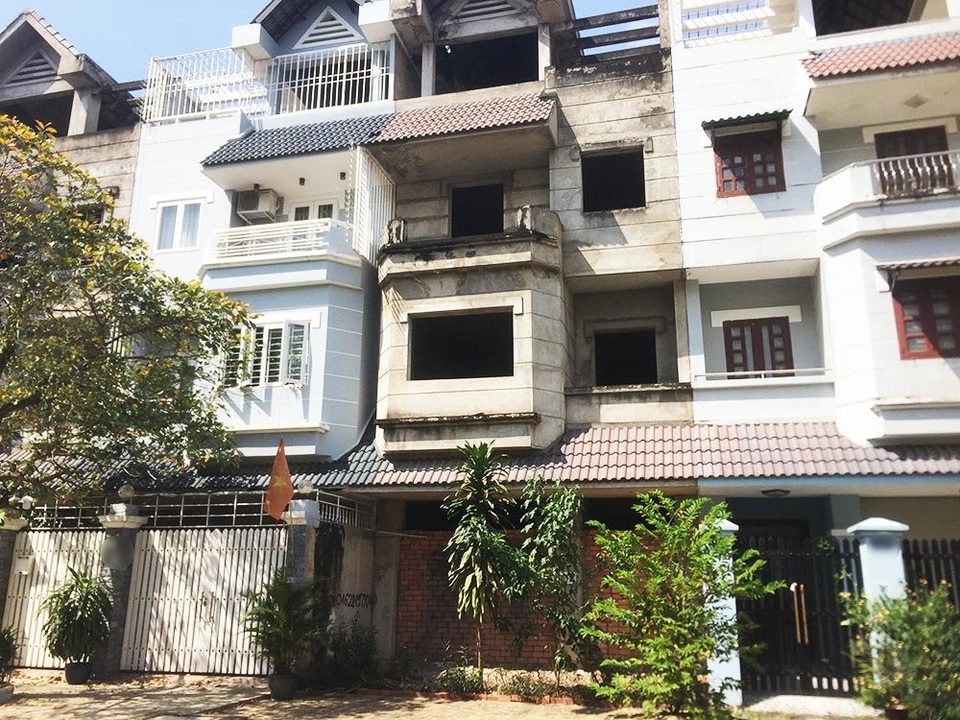 Biệt thự tiền tỷ bịt kín mọi lối vào, hoang lạnh giữa Sài Gòn - 3 Khu dân cư Khang An (phường Phú Hữu, Quận 9, TP.HCM) cũng có nhiều biệt thự trong tình trạng tương tự.  Được biết, khu dân cư Khang An được phân bố theo cơ cấu đất nhà ở, đất biệt thự, đất chung cư, đất công trình công cộng.