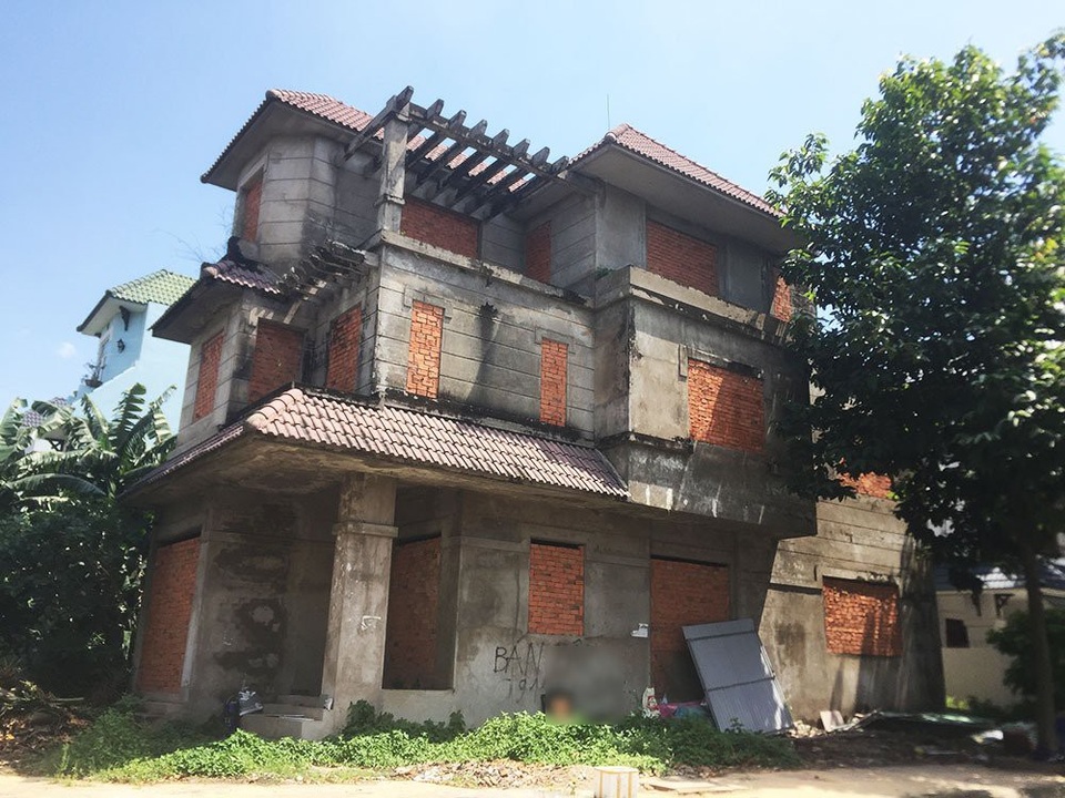 Biệt thự tiền tỷ bịt kín mọi lối vào, hoang lạnh giữa Sài Gòn - 4 Ông Khang , một bảo vệ khu dân cư ở đây, cho biết, tất cả các biệt thự đều có chủ. Tuy nhiên ở đây còn vắng vẻ, thiếu dịch vụ nên nhiều người không mấy mặn mà hoặc mua rồi không đến ở. Hiện nay, khu dân cư Khang An còn nhiều biệt thự có giá gần chục tỷ đồng bị bỏ hoang.