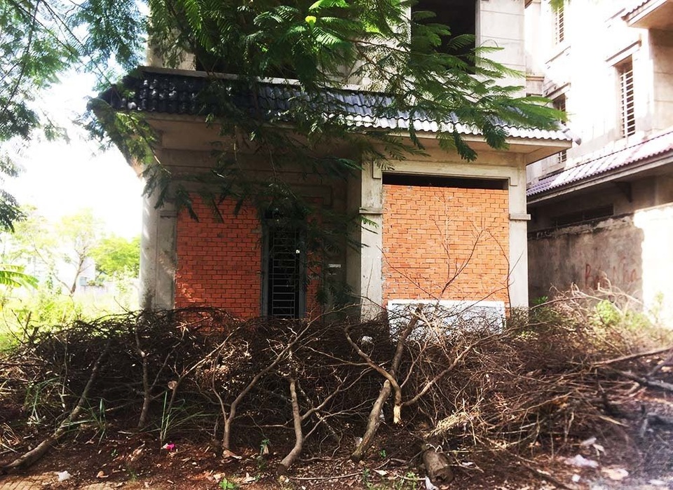 Biệt thự tiền tỷ bịt kín mọi lối vào, hoang lạnh giữa Sài Gòn - 5 Để tránh tình trạng người nghiện vào biệt thự hút chích, nhiều chủ đầu tư và chủ nhà xây bịt các cửa chính, cửa sổ.