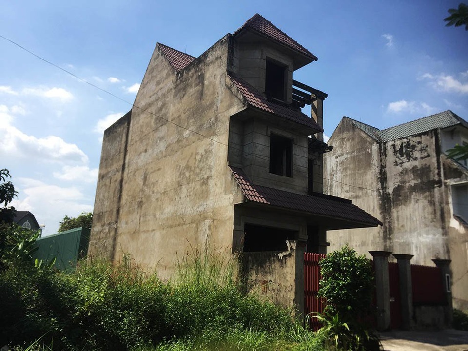 Biệt thự tiền tỷ bịt kín mọi lối vào, hoang lạnh giữa Sài Gòn - 7 Nhiều căn biệt thự đã nhuốm màu rêu phong.