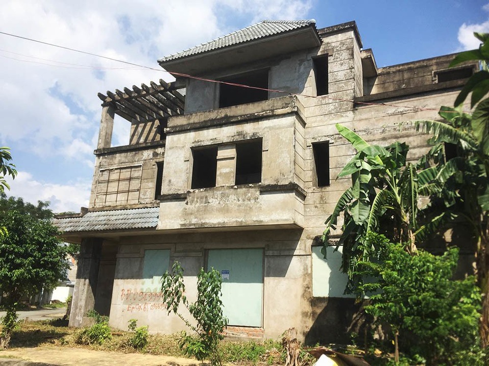 Biệt thự tiền tỷ bịt kín mọi lối vào, hoang lạnh giữa Sài Gòn - 8 Một số căn ở đây được chủ ghi số điện thoại để rao bán.