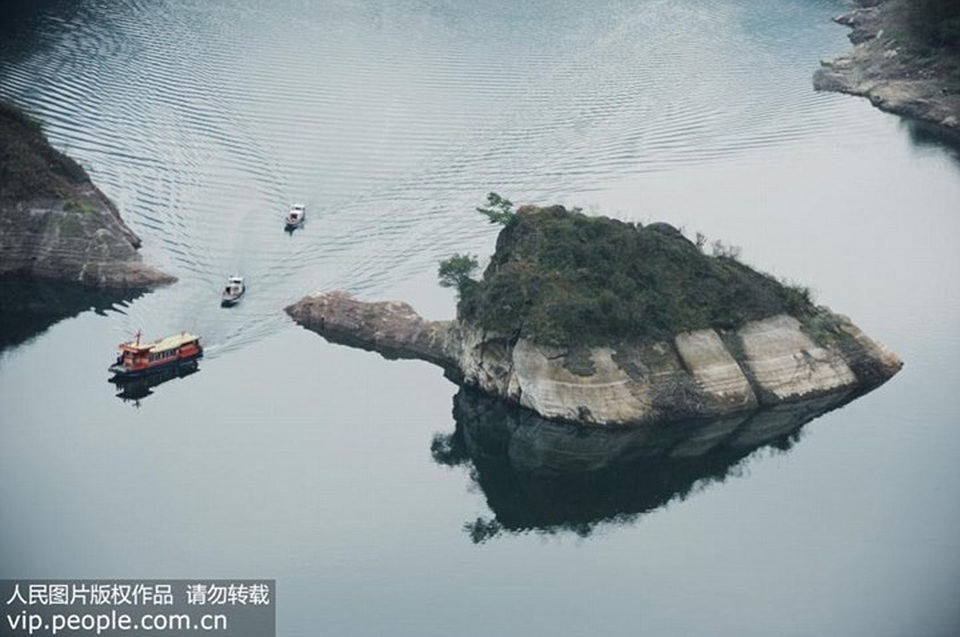 7 địa điểm ngập chìm trong nước kỳ lạ trên thế giới - 8