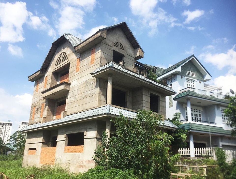 Biệt thự tiền tỷ bịt kín mọi lối vào, hoang lạnh giữa Sài Gòn - 9 Theo chị Nga, một người dân sinh sống ở đây, nhiều căn bỏ hoang lâu nhất là 8 năm, gần nhất cũng được 4 năm. Theo quan sát của PV, hiện nay, khu vực Khang An - Phú Hữu, nhiều căn biệt thự tiền tỷ tiếp tục đang được chủ đầu tư tiến hành xây dựng mới.