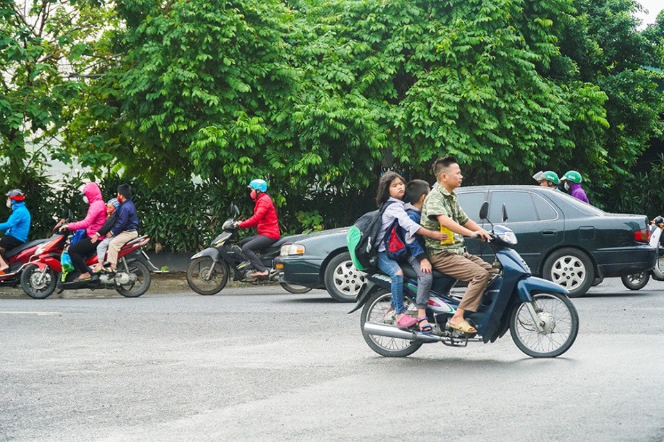 Hà Nội: Nhiều phụ huynh không đội mũ bảo hiểm cho con khi đưa trẻ tới trường - 9 Hà Nội: Nhiều phụ huynh không đội mũ bảo hiểm cho con khi đưa trẻ tới trường - 9
