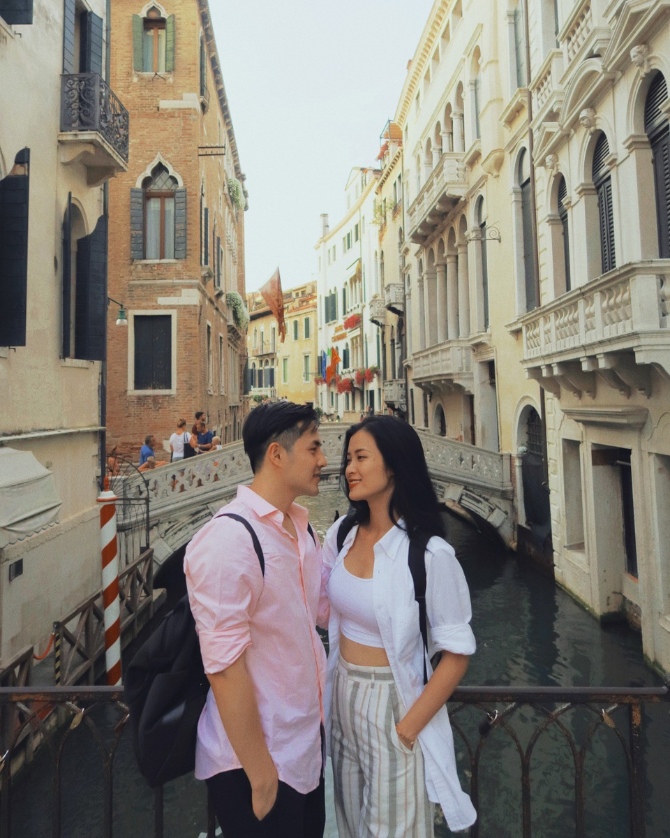 
Chiêm ngưỡng cầu Rialto huyền thoại bắt ngang kênh Grand
