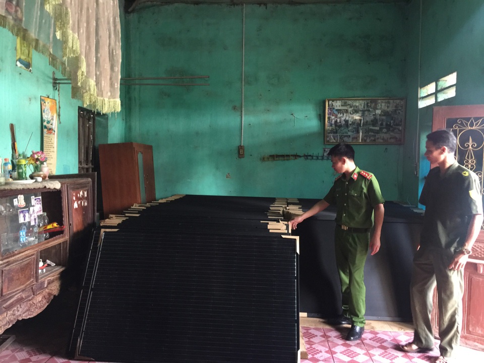 Nhóm công nhân trộm cắp gần 300 tấm pin năng lượng mặt trời của công ty trị giá 1 tỷ đồng - 2
Gần 300 tấm pin năng lượng mặt trời, trị giá 1 tỷ đồng đã được cơ quan chức năng thu giữ