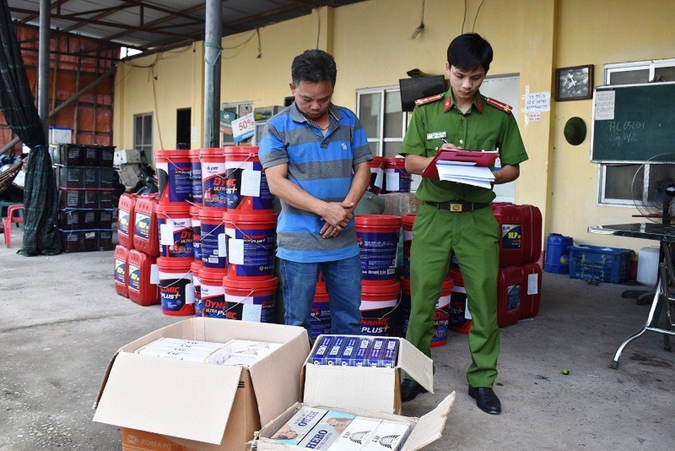 
Hơn 1.000 bao thuốc lá không có hóa đơn chứng từ được đưa từ Quảng Trị ra Lạng Sơn để tiêu thụ bị bắt giữ.
