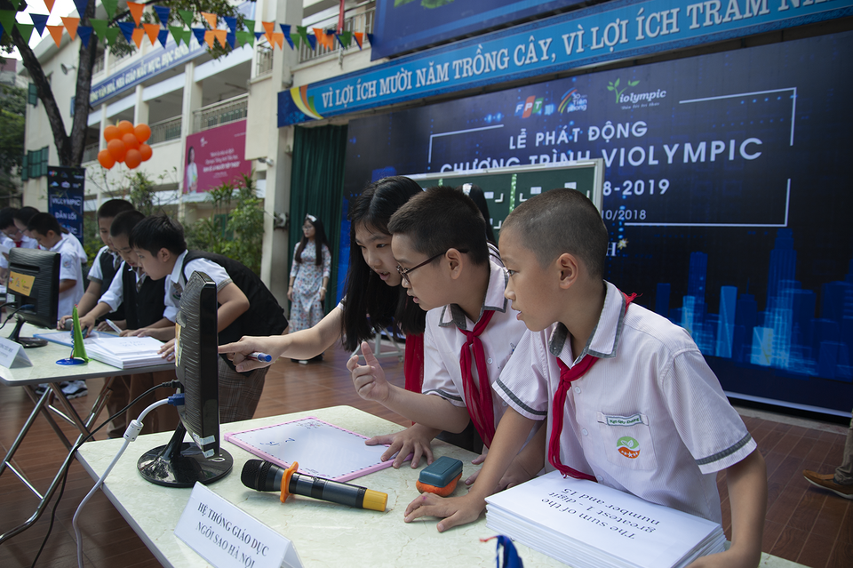 Ứng dụng công nghệ mới nhất vào cuộc thi Toán học và Vật lý trên Internet - 1 Ứng dụng công nghệ mới nhất vào cuộc thi Toán học và Vật lý trên Internet năm học 2018 - 2019