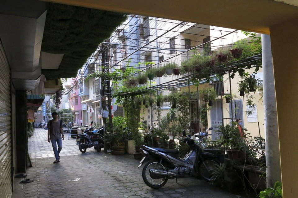 Những vườn treo nhỏ xinh, mát mắt dọc ngõ phố Hà Nội - 11 Nhiều người dân ngõ 167 còn tự tạo riêng các loại dụng cụ tưới chỉ để chăm sóc vườn hoa này.