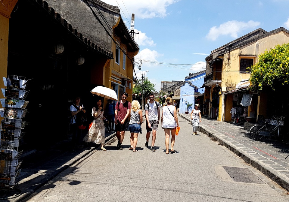 Hội An lọt top những thành phố châu Á tuyệt vời nhất - 1 Du khách tham quan phố cổ Hội An