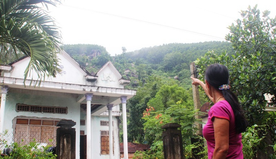 Cả đêm nơm nớp nằm canh đá lăn! - 1 Hàng chục hộ dân thôn Trà Cong nơm nớp lo sợ đá từ trên núi lăn xuống nhà dân.