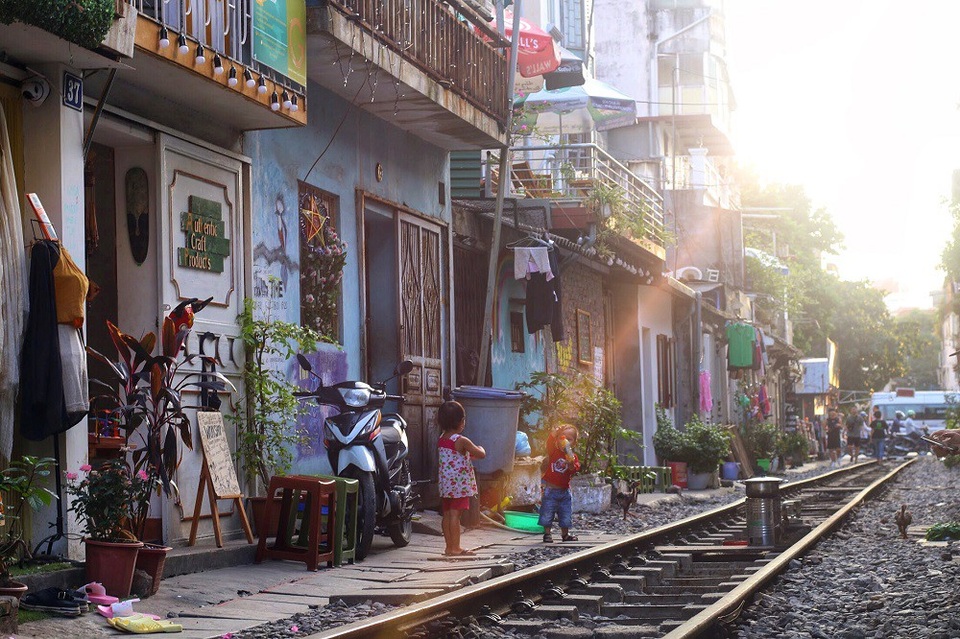 Cận cảnh xóm đường tàu ở Hà Nội gây “sốt” trên báo Tây - 1
Cuối con phố Khâm Thiên, đoạn giao với Lê Duẩn có một con phố nhỏ nằm ngày mép đường tàu được người dân ở đây gọi nôm na là “xóm đường tàu”.