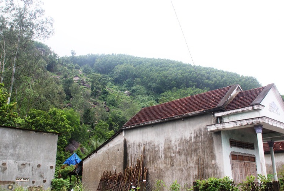 Cả đêm nơm nớp nằm canh đá lăn! - 3 Các hộ dân ở gần chân núi Trà Cong sống trong lo lắng nhất là mùa mưa đang cận kề.