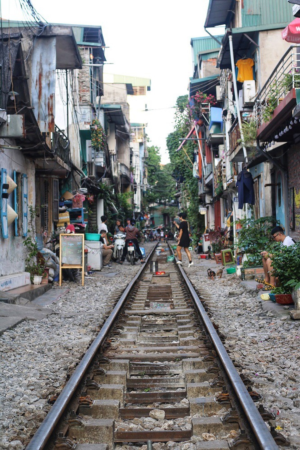 Cận cảnh xóm đường tàu ở Hà Nội gây “sốt” trên báo Tây - 2 Với chiều dài khoảng 500 mét, đây là nơi sinh sống của khoảng 200 hộ dân.