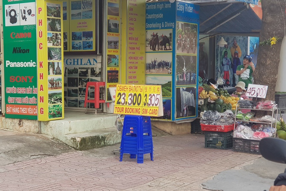 Nha Trang: Nhiều cửa hàng công khai thu đổi, niêm yết bằng ngoại tệ - 3