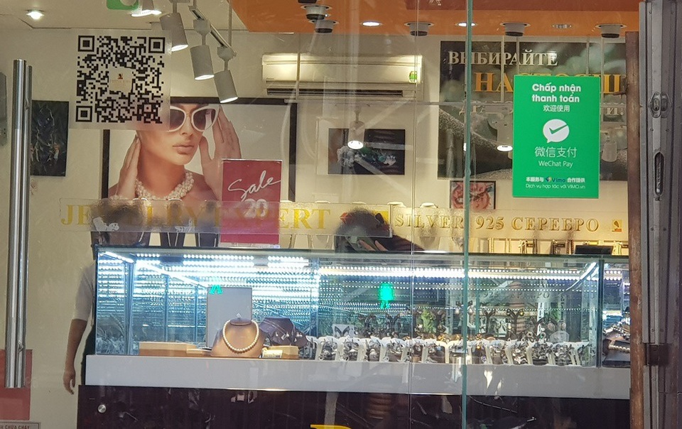 Hoạt động công khai thu đổi ngoại tệ và thanh toán qua ví điện tử Wechat Pay khá nhiều ở phố Tây Nha Trang