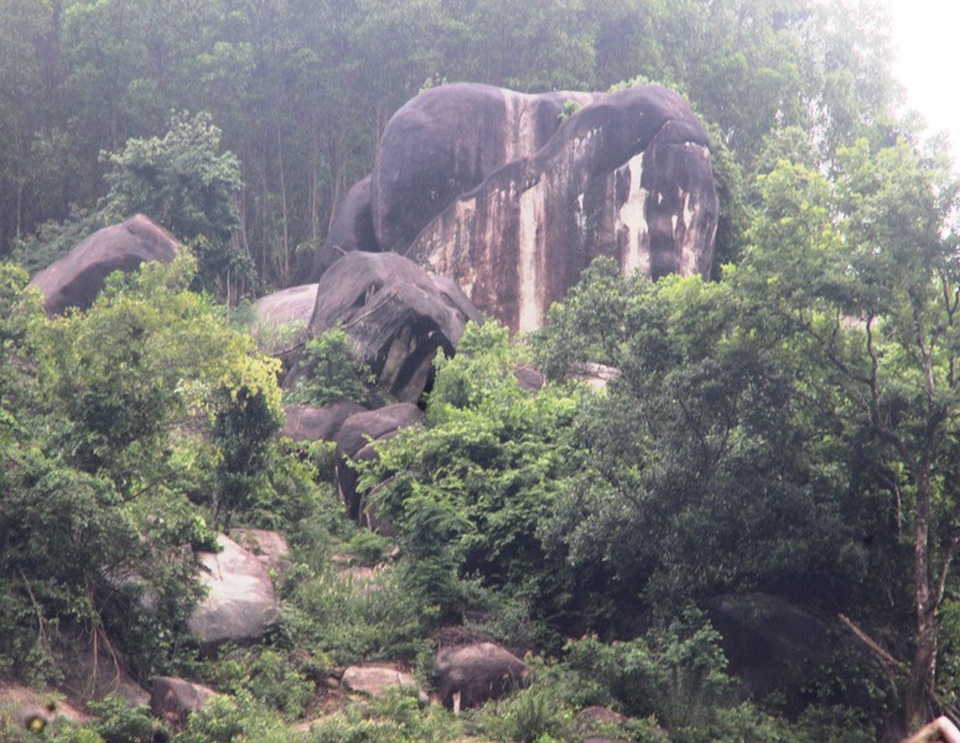Cả đêm nơm nớp nằm canh đá lăn! - 2 Chính quyền địa phương đang lên phương án phá đá đảm bảo an toàn cho người dân.