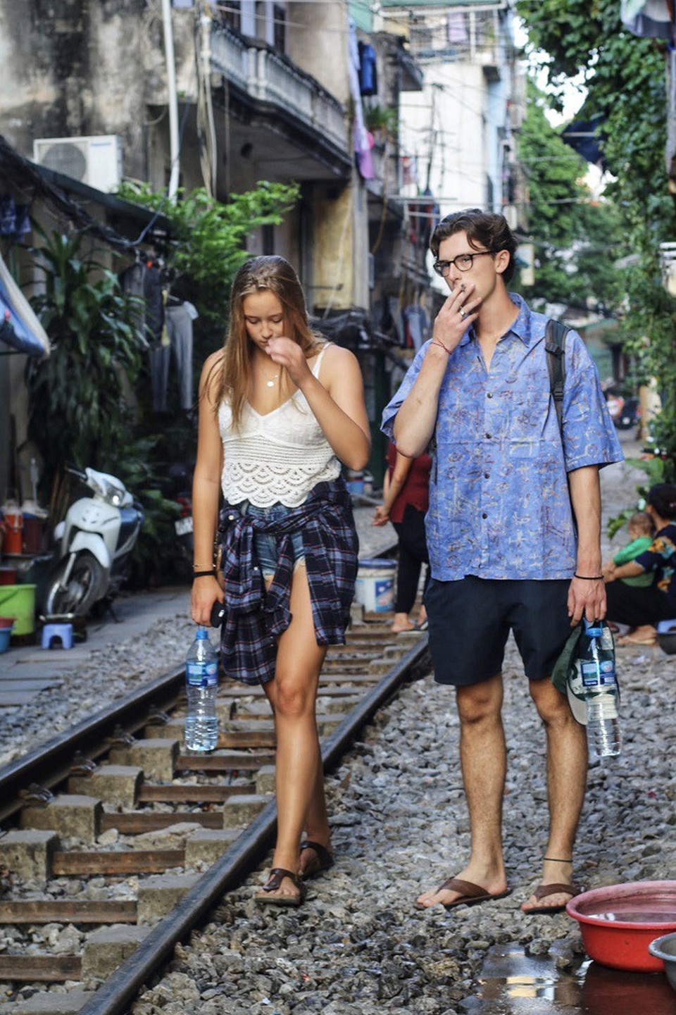 Cận cảnh xóm đường tàu ở Hà Nội gây “sốt” trên báo Tây - 4
Du khách nước ngoài rất tò mò khám phá nhịp sống bên đường tàu của người dân nơi đây