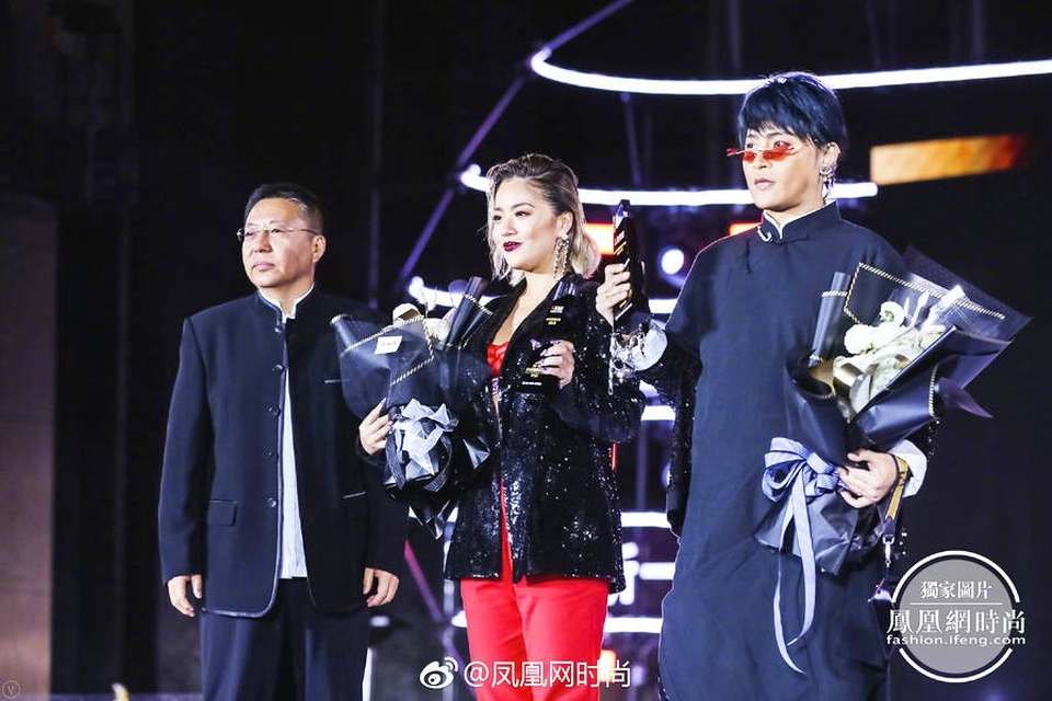 “Nhĩ Thái” Trần Chí Bằng gây sốc khi diện áo mưa trong suốt, khoe nội y trên thảm đỏ - 8 “Nhĩ Thái” Trần Chí Bằng gây sốc khi diện áo mưa trong suốt, khoe nội y trên thảm đỏ - 8