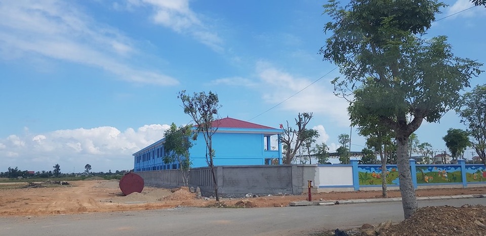 Trường Mầm non đi vào hoạt động mới xin giấy phép xây dựng? - 9 Đem vấn đề trên trao đổi với cán bộ Phòng Kinh tế hạ tầng huyện Diễn Châu, Nghệ An, vị cán bộ này cho biết công trình và dự án trên vẫn đang hoàn thành các thủ tục tại tỉnh Nghệ An. Qua điện thoại vị này còn phải “nhờ” chủ đầu tư gửi giúp sang phòng một bộ hồ sơ liên quan đến công trình này.