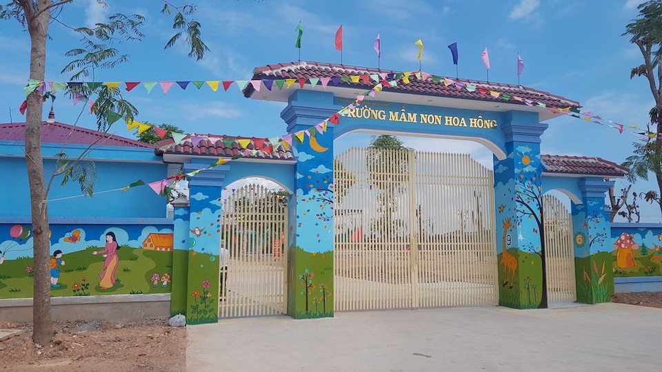 Trường Mầm non đi vào hoạt động mới xin giấy phép xây dựng? - 7 Đặc biệt, phía trong khuôn viên dự án là một ngôi Trường Mầm non khang trang với hàng chục phòng học, khu vui chơi được triển khai xây dựng rầm rộ. Trong suốt khoảng thời gian ngôi trường này thi công và hoàn thành đi vào hoạt động với cái tên Trường Mầm non Hoa Hồng.