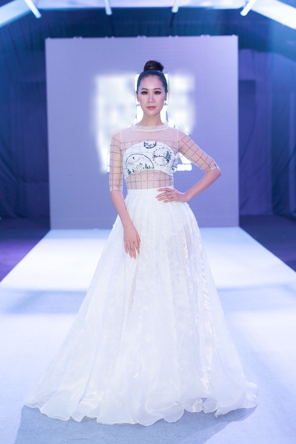 Hoa hậu Phụ nữ Toàn thế giới 2018 chọn hai bộ đầm có màu đen, trắng đối lập.