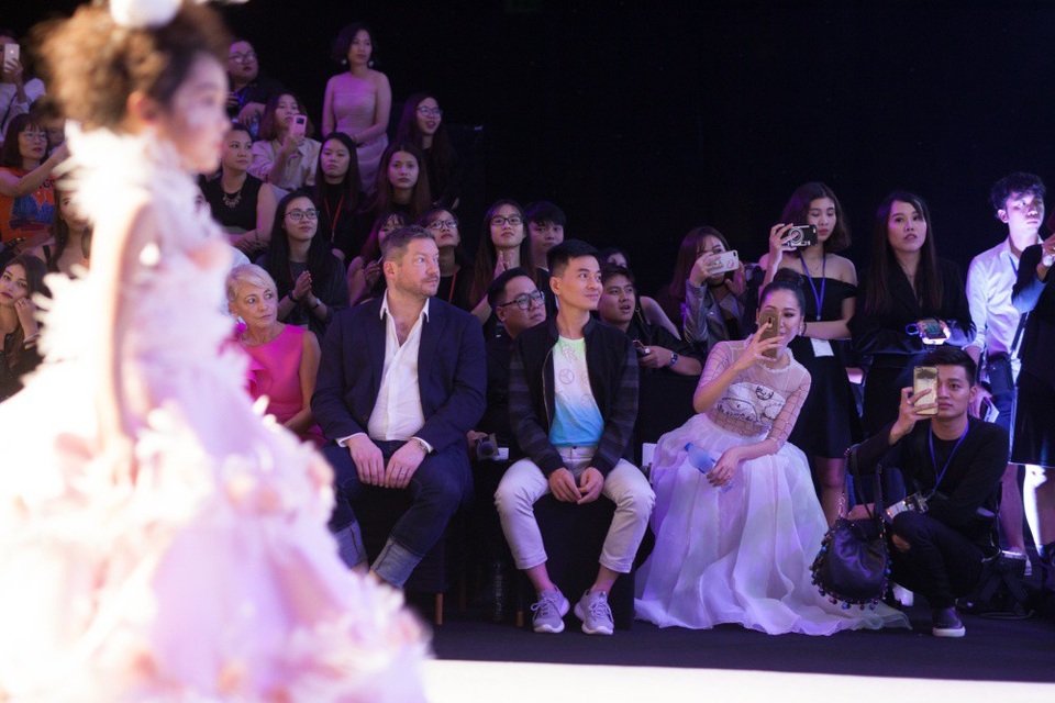 Cô đặc biệt thích thú trước màn trình diễn của model nhí bởi các bé dù mới ít tuổi nhưng đã tự tin sải bước trên sàn catwalk rất chuyên nghiệp. Không chỉ vỗ tay động viên, cô còn dùng điện thoại quay lại những model nhí mình dành thiện cảm. Người đẹp nói: Có bé chỉ bằng tuổi con trai Tót (6 tuổi) của tôi nhưng lại có thần thái, biểu cảm rất lạnh lùng. Tôi nhìn ra rất nhiều model sáng giá trong tương lai ở các model nhí ấy.