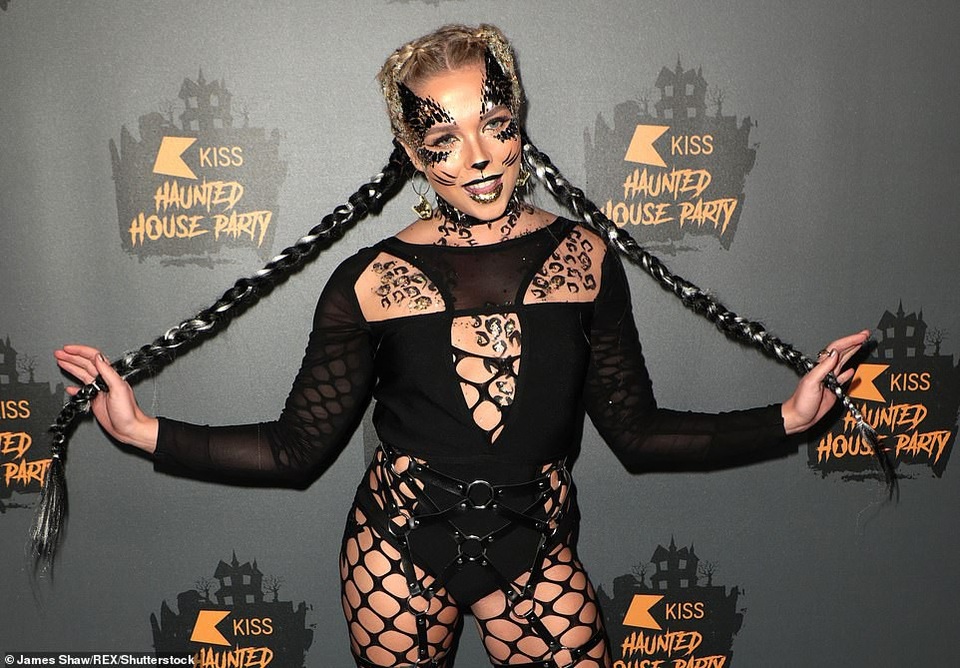 Dàn sao quyến rũ đón Halloween - 11
Gabby Allen là HLV thể dục thẩm mỹ