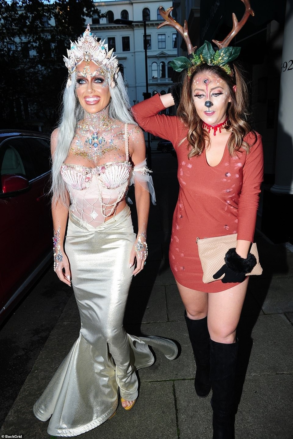Dàn sao quyến rũ đón Halloween - 16
Laura và bạn thân nổi bật trên phố