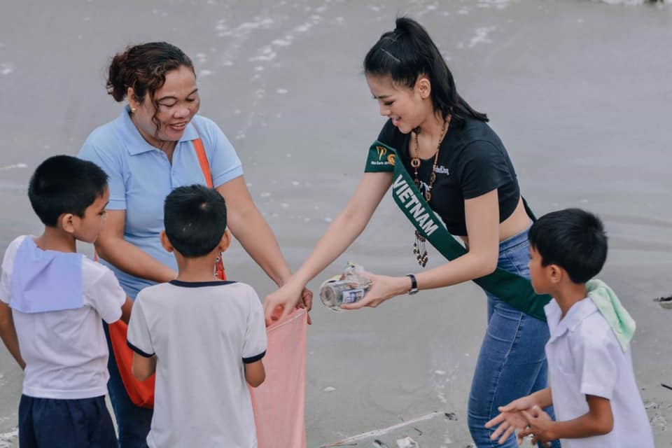 Người đẹp Việt đọ sắc bên dàn mỹ nhân của Hoa hậu Trái đất 2018 - 27
Phương Khánh rất tự tin vì cô là một trong những người đẹp Việt có vồn tiếng Anh khá tốt.
