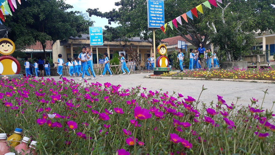 Thực hiện hoạt động Giờ ra chơi trải nghiệm khoa học sáng tạo, giáo viên và học sinh trường Tiểu học Nam Hà đã cùng trồng, chăm sóc hoa tươi, cây xanh... nhằm tạo ra không gian vui chơi sinh động. Một số đồ chơi, vật dụng trang trí được chế tạo từ vật liệu phế thải khá đẹp mắt.