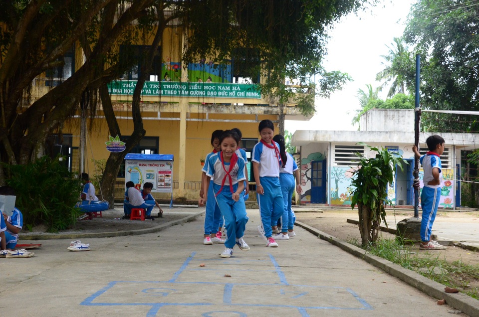 Thay vì chạy nhảy, nô đùa trong không gian nắng nóng, giờ đây học sinh trường Tiểu học Nam Hà thích thú tham gia các trò chơi trải nghiệm mới.