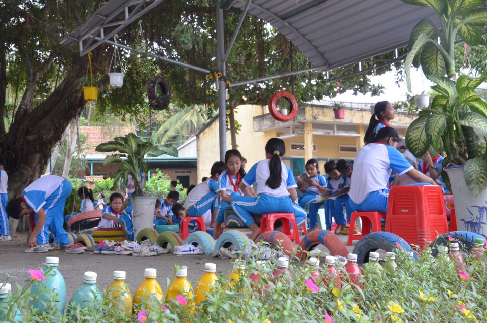 Khuôn viên sân trường được chia làm nhiều khu vực phù hợp với sở thích vui chơi của học sinh. Khu vực đọc sách, chơi cờ vua, ô ăn quan, nhảy dây, nhảy dân vũ, vẽ tranh... thu hút khá đông học sinh. Được tham gia các trò chơi theo sở thích dưới bóng cây xanh giúp các em tìm tòi, trải nghiệm, khám phá nhiều điều mới lạ và giúp các em gắn bó hơn với giáo viên, bạn bè.