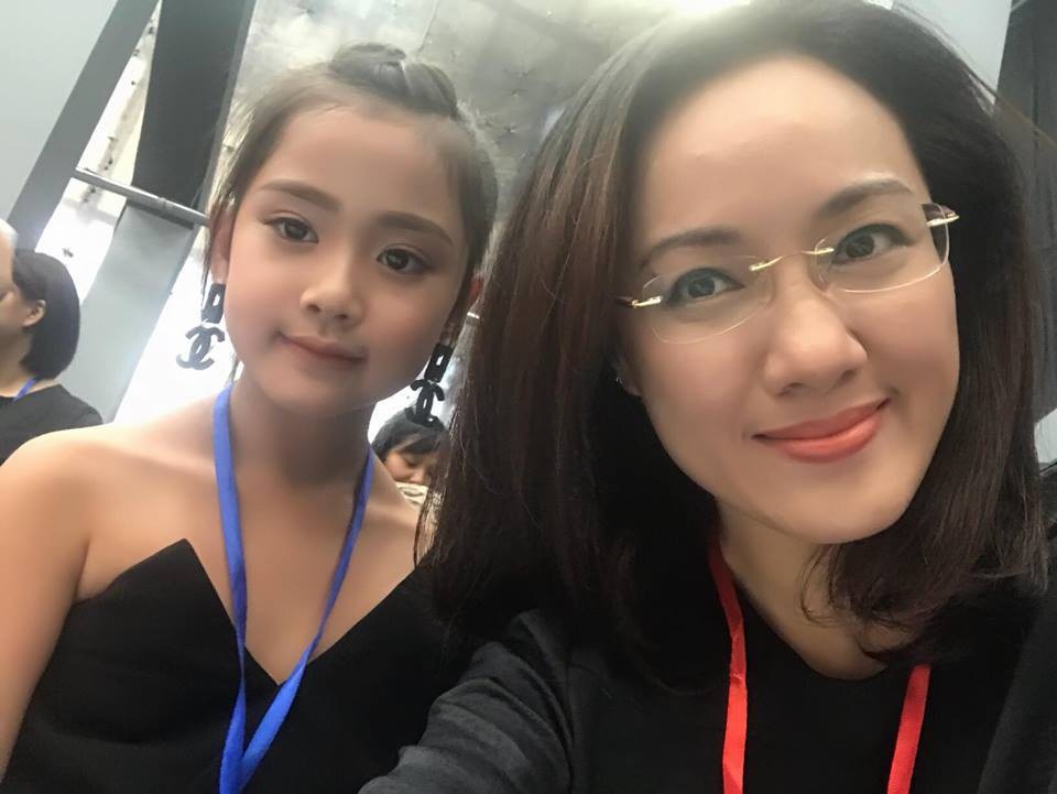 BTV Hoài Anh VTV bất ngờ sải bước catwalk làm… người mẫu đầy thần thái - 4 Hình ảnh Hoài Anh cùng người mẫu nhí trong hậu trường.